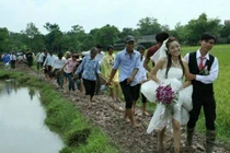 Chú rể đi ủng, cô dâu chân trần lội bùn trong ngày cưới