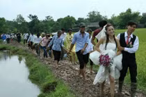 Chú rể đi ủng, cô dâu chân trần lội bùn trong ngày cưới