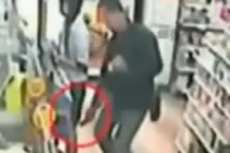 “Dê già” ăn tát vì quay trộm quần gái trẻ