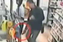 “Dê già” ăn tát vì quay trộm quần gái trẻ