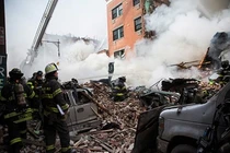 Chung cư New York phát nổ như bom