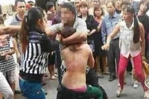 Đấm, đá, lột truồng tình địch trên đường phố VN (3)