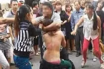 Đấm, đá, lột truồng tình địch trên đường phố VN (3)