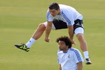 Hài hước Marcelo bị Ronaldo nhảy qua đầu