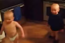 Bật cười vì màn đối thoại tìm... quần của hai nhóc tì