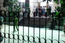 Kiểm lâm bắt xe chở hàng trái phép, bị Công an khống chế