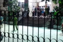 Kiểm lâm bắt xe chở hàng trái phép, bị Công an khống chế