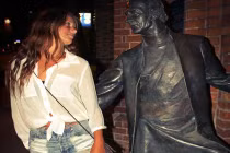 Muôn kiểu tự sướng với tượng (4)