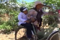 Xót xa cảnh 2 anh em đến trường trên đôi chân của mẹ