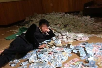 Phản cảm nam thanh niên rải tiền tự sướng