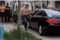 Sửng sốt trai trẻ dùng tay không đập kính ô tô lôi bạn gái