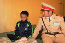 CSGT giải cứu bé trai nhịn đói co ro suốt 2 ngày