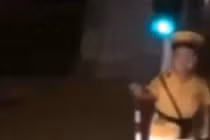 Xem CSGT "nhí" đứng đường... khua gậy, thổi còi inh ỏi