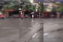 Gái trẻ đội mưa hơn 2 tiếng... đợi người yêu