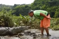 Nam thanh niên lấy mồm mớm thức ăn cho cá sấu