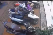 Nữ quái dàn cảnh móc trộm túi xách trong cốp xe máy