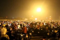 SVĐ Mỹ Đình kẹt cứng xe sau màn bắn pháo hoa