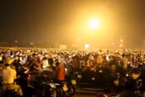 SVĐ Mỹ Đình kẹt cứng xe sau màn bắn pháo hoa