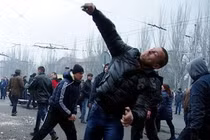 Người biểu tình tấn công trụ sở cảnh sát ở Horlivka