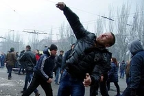 Người biểu tình tấn công trụ sở cảnh sát ở Horlivka