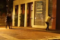 Cười té ghế với nam thanh niên giả bị bắn để dọa người