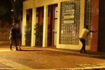 Cười té ghế với nam thanh niên giả bị bắn để dọa người