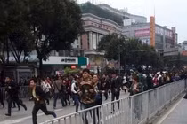 60 người đuổi chém 2 người