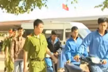 Trai bản nửa đêm ra QL bắn đá vào phương tiện