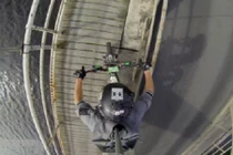 “Rụng tim” với pha đi xe máy lên thành cầu 