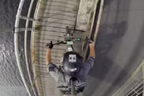 “Rụng tim” với pha đi xe máy lên thành cầu 