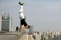 "Trồng chuối” trên nóc tòa nhà 40 tầng