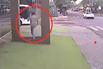 Clip cậu bé thử độ cứng của thủy tinh