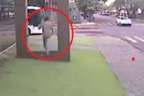 Clip cậu bé thử độ cứng của thủy tinh