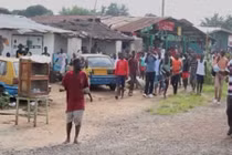 Bệnh nhân Ebola trốn viện lang thang kiếm thức ăn