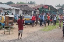 Bệnh nhân Ebola trốn viện lang thang kiếm thức ăn