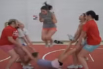 Sửng sốt cảnh nhảy dây bằng... người