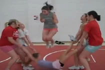 Sửng sốt cảnh nhảy dây bằng... người