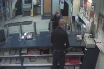 Trai trẻ thách thức, nhổ nước bọt vào mặt cảnh sát