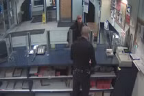 Trai trẻ thách thức, nhổ nước bọt vào mặt cảnh sát