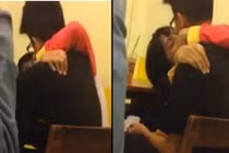 Phản cảm cặp cặp đôi thản nhiên âu yếm nhau trong quán nước