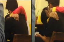 Phản cảm cặp cặp đôi thản nhiên âu yếm nhau trong quán nước