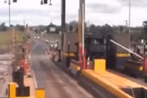 Ô tô húc bay trạm thu phí trên đường cao tốc 