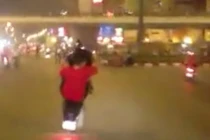 Thót tim cảnh thanh niên bốc đầu xe trên đường HN