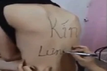 Gái trẻ đi xăm hình... bị chơi khăm