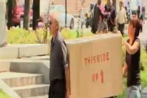 Xanh mặt vì chiếc hộp "ngọ nguậy" (33)