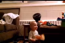 Clip em bé nhận quà cực đáng yêu