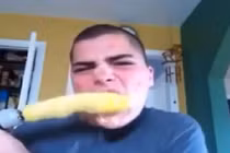 Khiếp thanh niên ăn hết bắp ngô trong vòng 20 giây