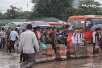 Hàng nghìn người đội mưa rời Thủ đô về quê nghỉ lễ