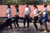 Sửng sốt cảnh nữ sinh nhảy nhót trên nóc trường học