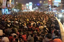 Người Hà Nội ngồi kín lòng đường dâng sao giải hạn